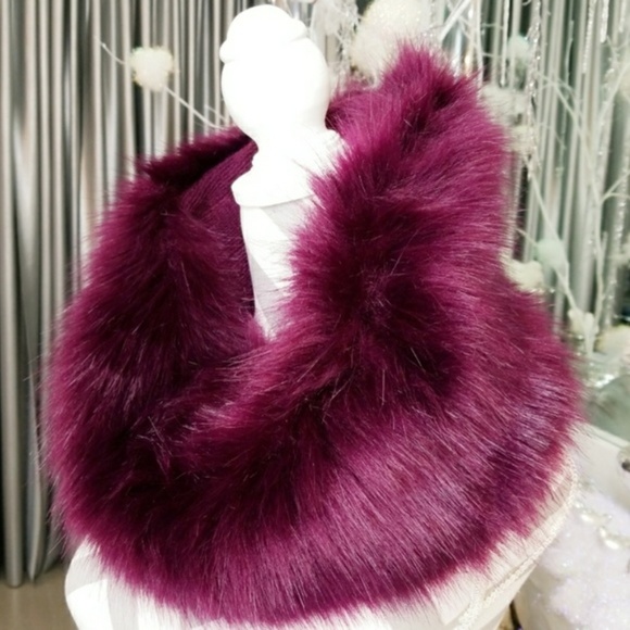 BURGUNDY FAUX FUR INFINITY SCARF - Picture 3 of 4